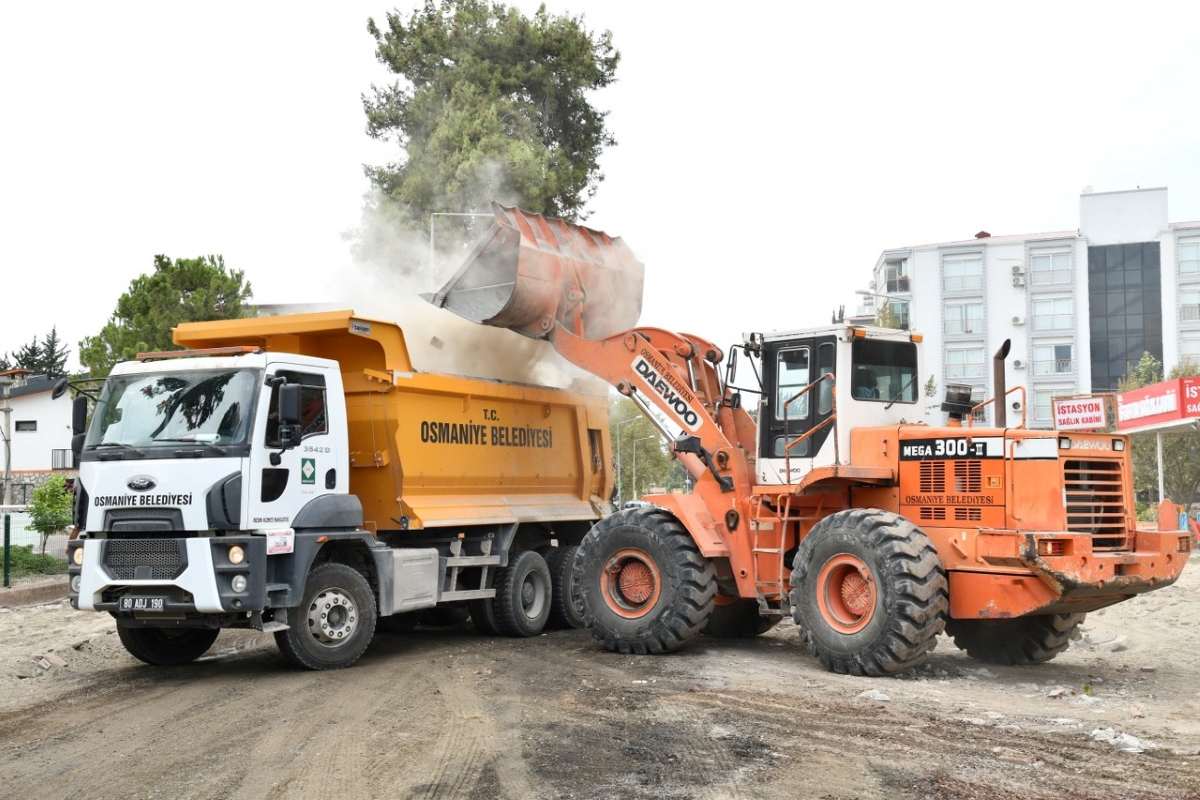 Hasan Çenet Caddesi̇’ni̇n Asfalt Yol Konforuna Kavuşmasi İçi̇n Çalişmalar Devam Di̇yor (5)