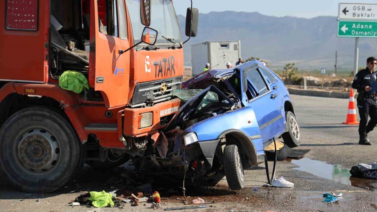 Adana'da Kamyon Ile Otomobil Çarpıştı: 1 Ölü, 1 Yaralı