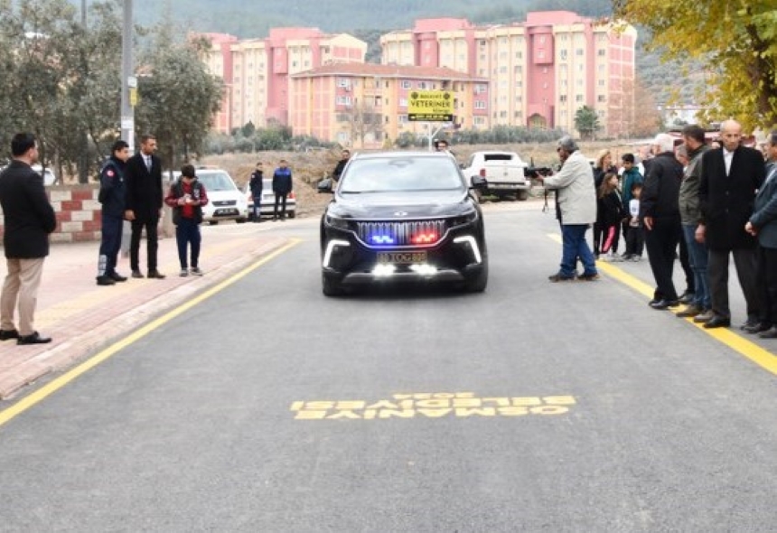 Asfalt Yol Konforuna Kavuşan Şehi̇t Firat Yilmaz Çakiroğlu Caddesi̇ Yeni̇lenen Yüzüyle Hi̇zmete Alindi (11)