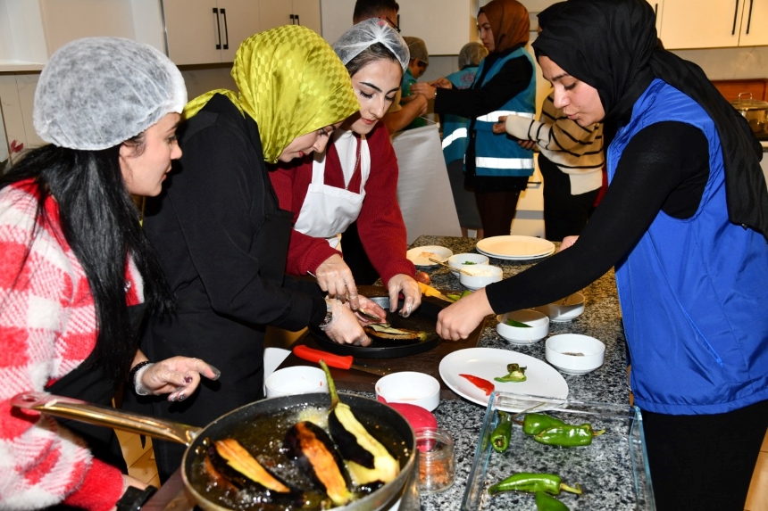 Gastronomi̇ Merkezi̇ “Ni̇nemi̇n Tari̇fleri̇ Workshop” Projesi̇nde Üni̇versi̇te Öğrenci̇leri̇ni̇ Ağirladi (6)