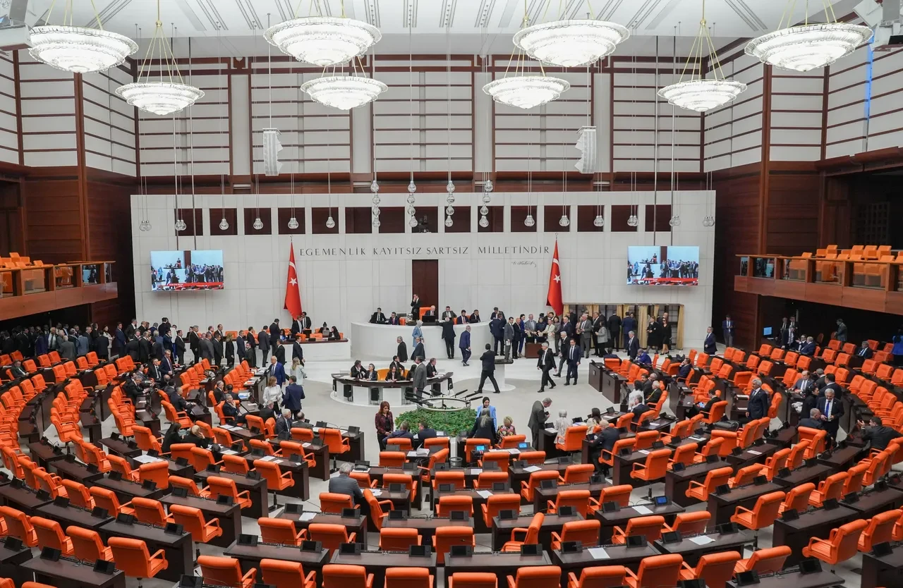 Tbmmde Kabul Edildi Memuriyette Yas Siniri Ve Atama Sartlari Degisti 3221400 202505220026 1