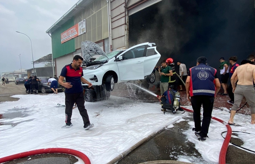 Osmaniye’de Elektrikli Araç Yangını (3)