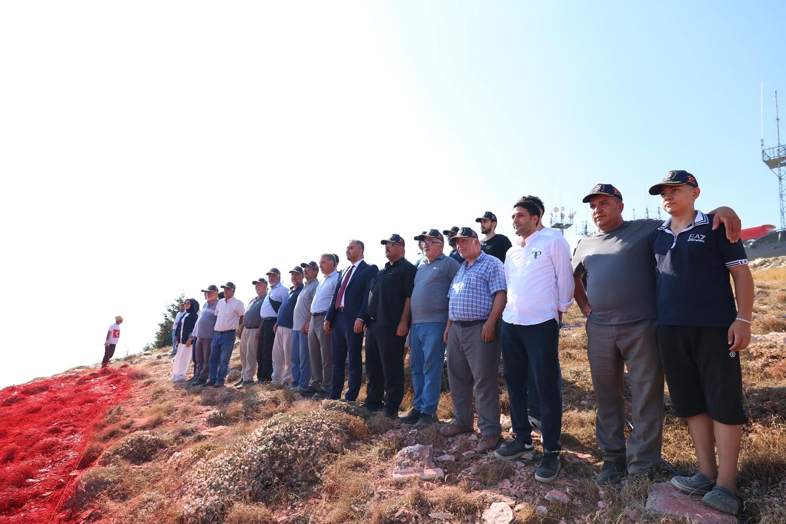 En Büyük Türk Bayrağı Kahramanmaraş'ta Ahır Dağı'na İşlendi (1)