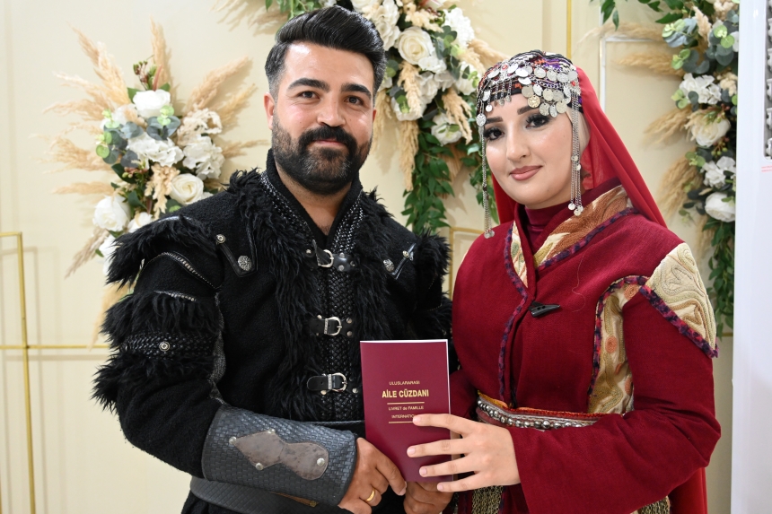 Osmaniye Kadirli'de Genç Çift Nikahta Gelenekseli Yaşattı (2)