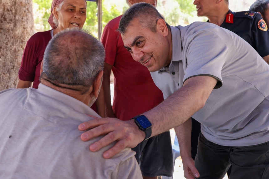 Silifke’de Vali Toros Yangın Sonrası Vatandaşlarla Buluştu (2)