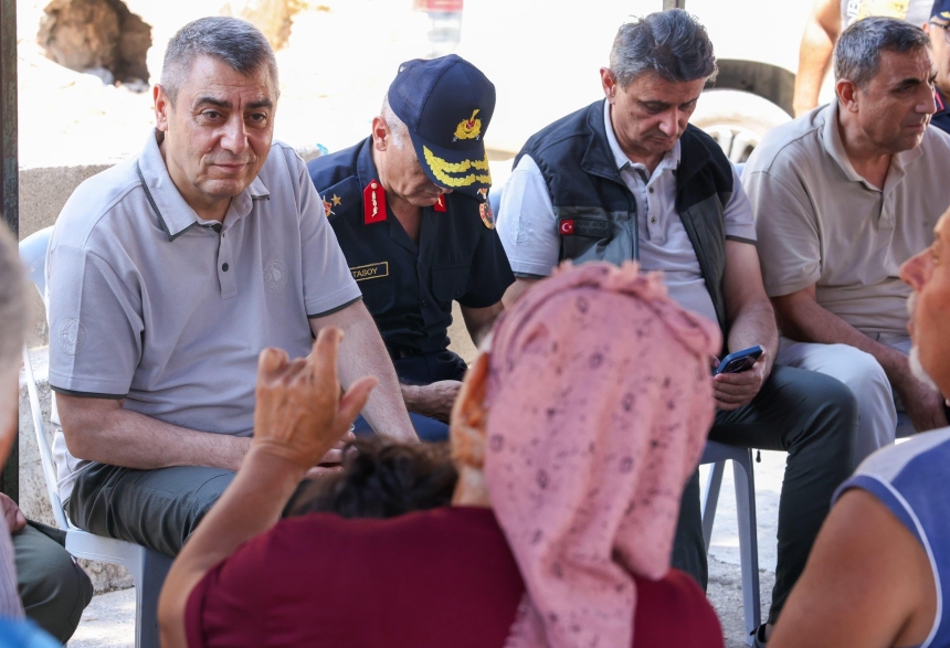 Silifke’de Vali Toros Yangın Sonrası Vatandaşlarla Buluştu (3)