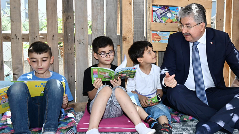 Vali Erdinç Yılmaz Ve Çocuklar