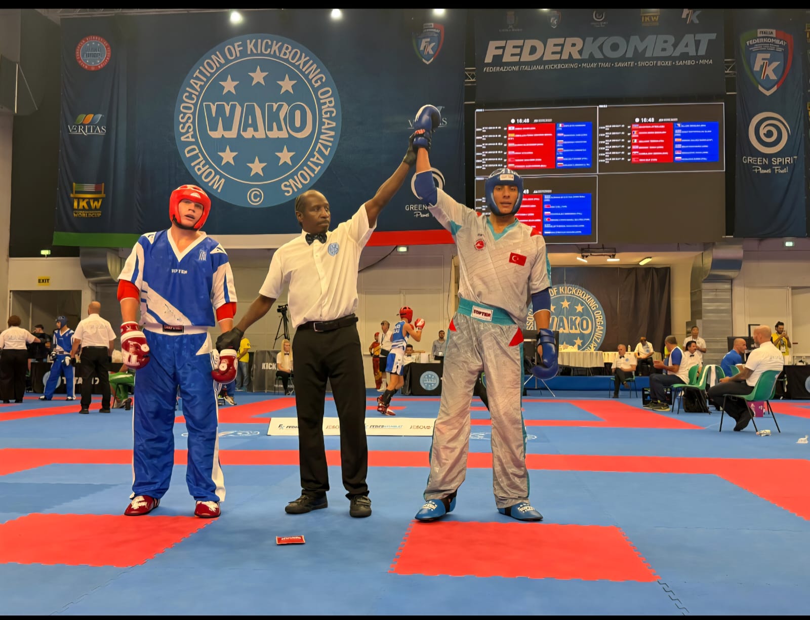 7Afedff6 23F2 4Fee A800 Fbc9392Cd05B