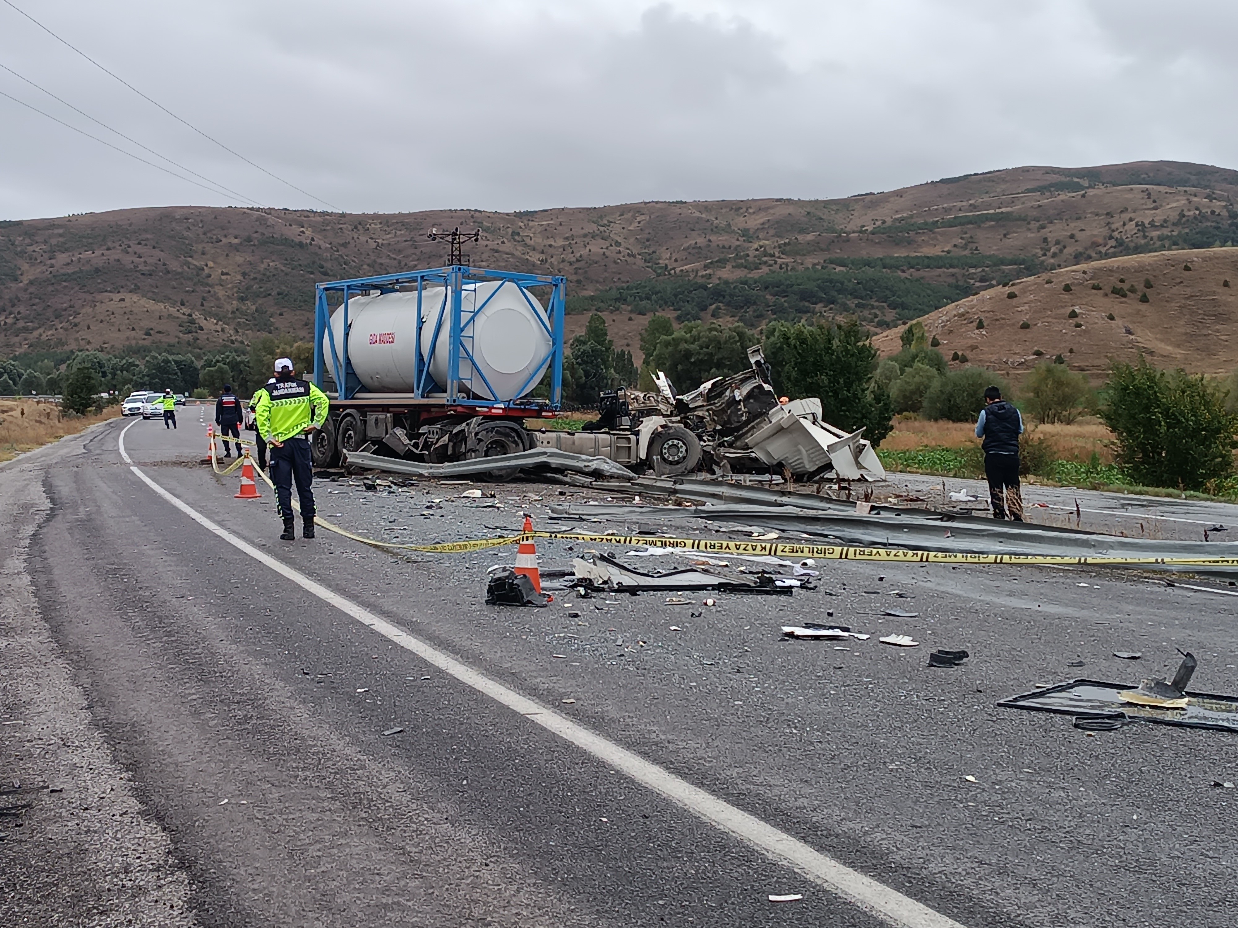 Sivasta Korkunç Kaza:  Otobüs ile Tır Çarpıştı