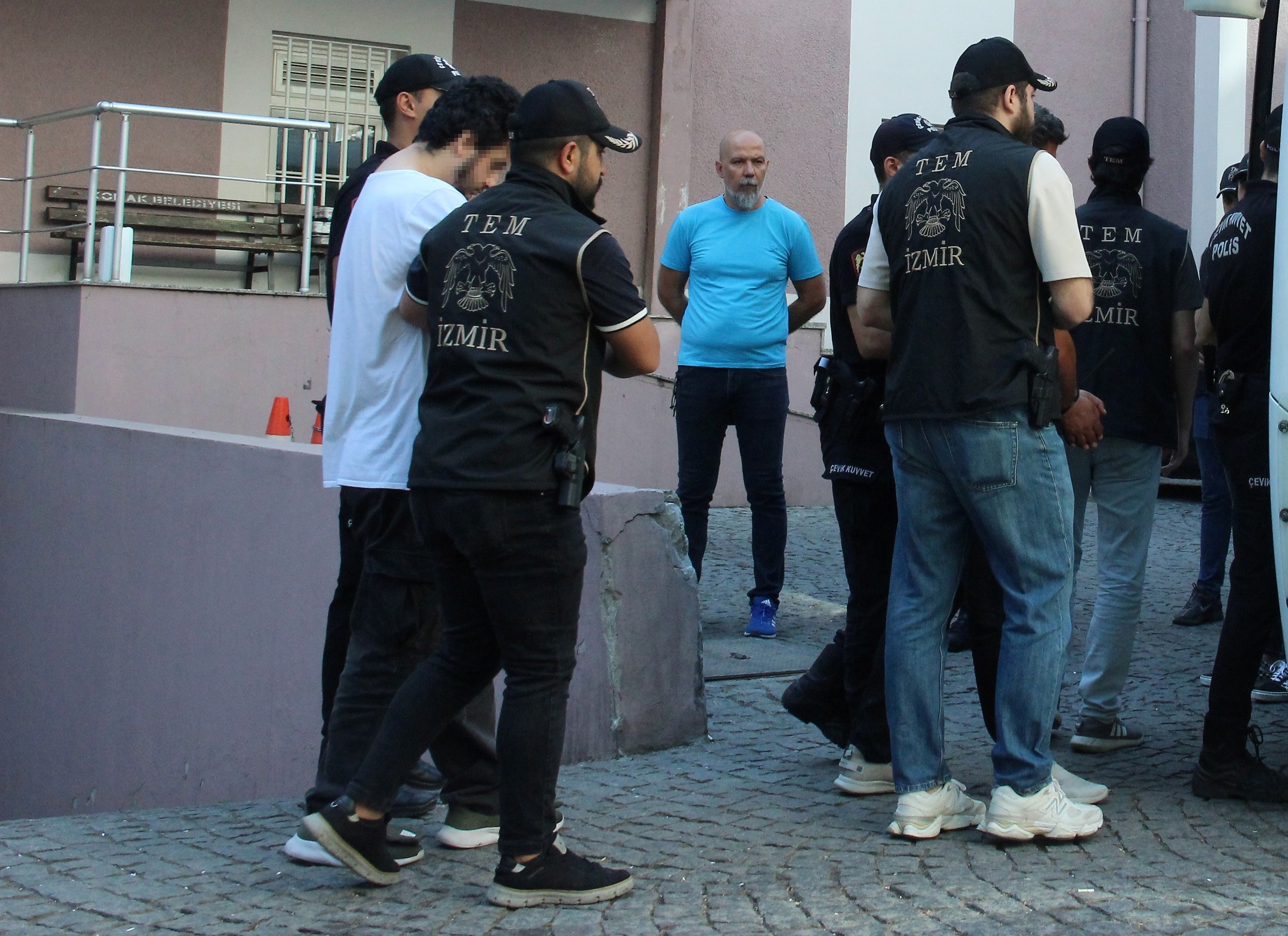 8 Eylül Pazartesi günü sabah saat 08.30 sıralarında gerçekleşen olayda, Balçova ilçesi Çetin Emeç Mahallesi Fethi Bey Sokak'ta bulunan Salih İşgören Polis Merkezine 16 yaşındaki E.B. tarafından pompalı tüfekle ateş açıldı. Nöbet kulübesi yakınında bulunan