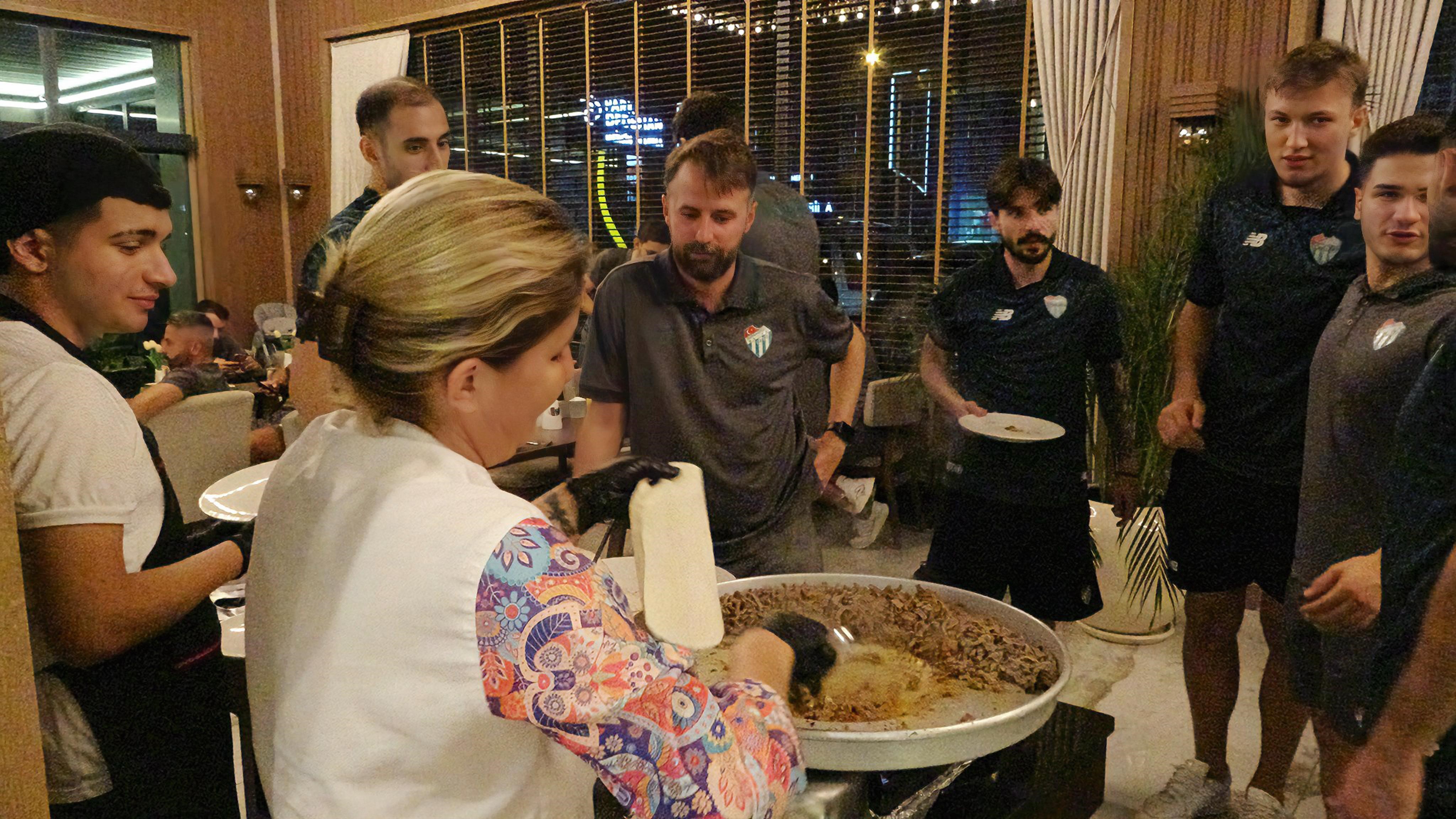 Bursaspor'un Galibiyet Kutlaması Mersin'den Tantunili Karşılama (1)