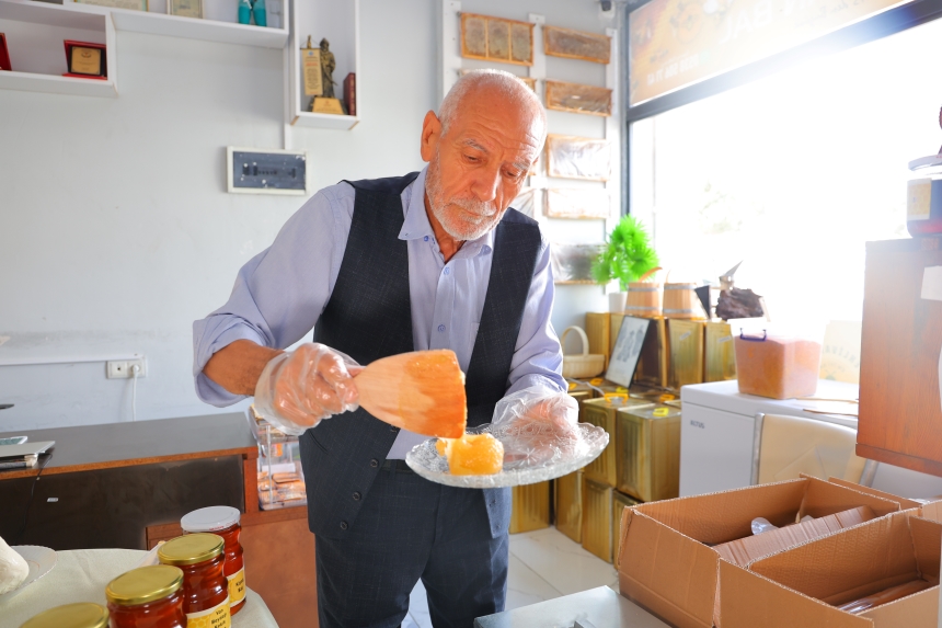 Kahramanmaraş’ın Bal Doktoruna Bella Hadid'ten Paylaşım (1)