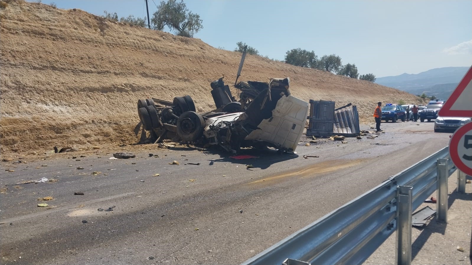 Mersin Mut'ta Otobüs Ve Kamyon Çarpıştı Ölü Ve Yaralılar Var (3)