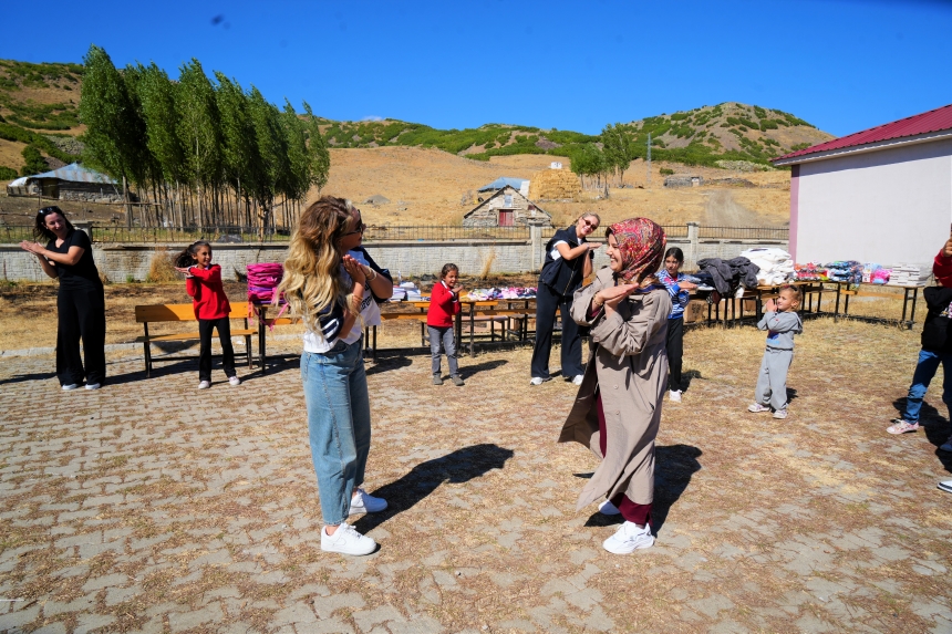 Muş’ta Elden Ele Mutluluk Çocukların Yüzünü Güldürdü (1)