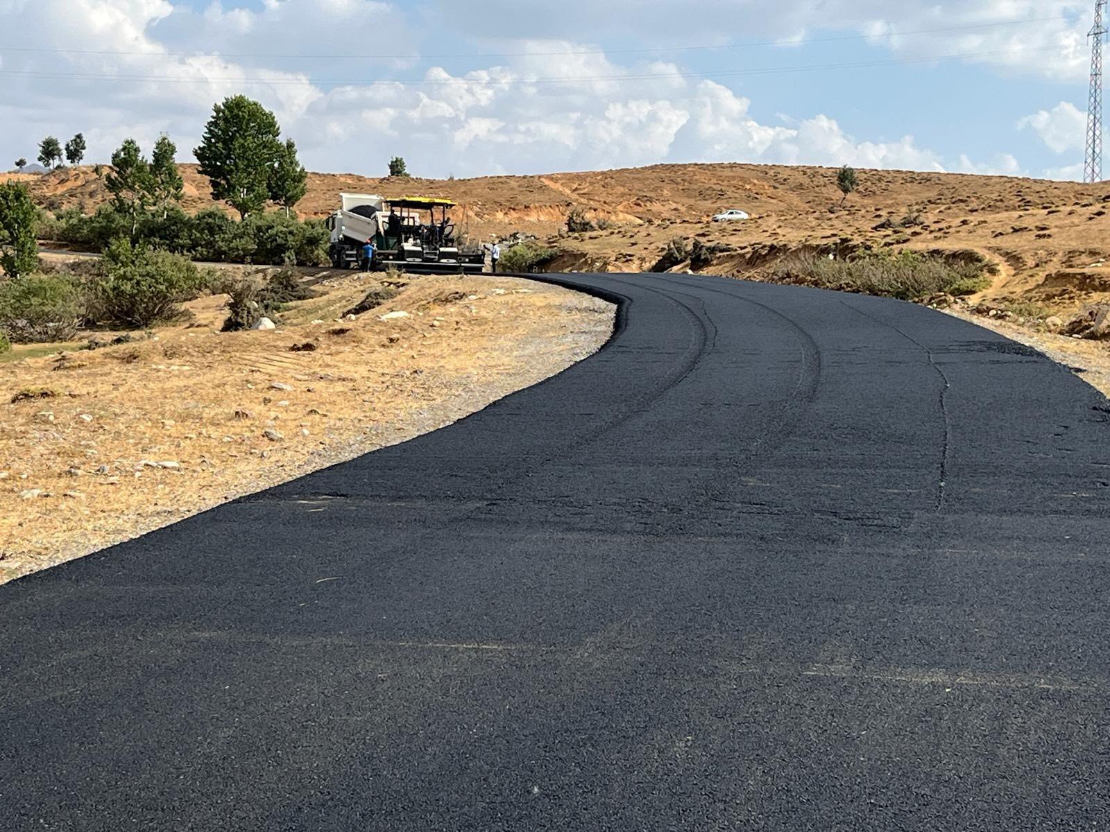 Muş'ta Ulaşım Konforu; Köy Yollarında Asfaltlama Çalışmaları (1)