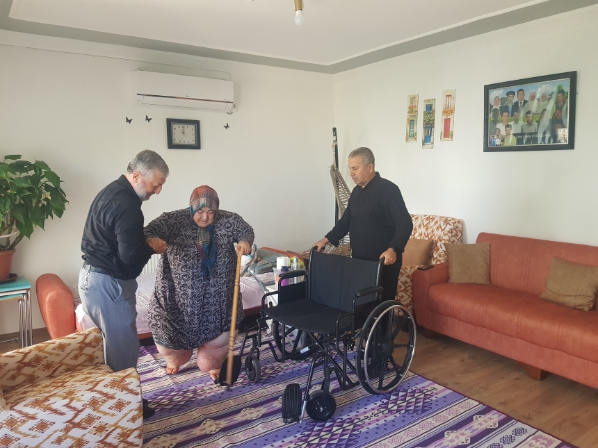 Osmaniye’de Fil Hastası Emine Teyze'nin Tekerlekli Sandalyeye Hasreti Son Buldu (3)