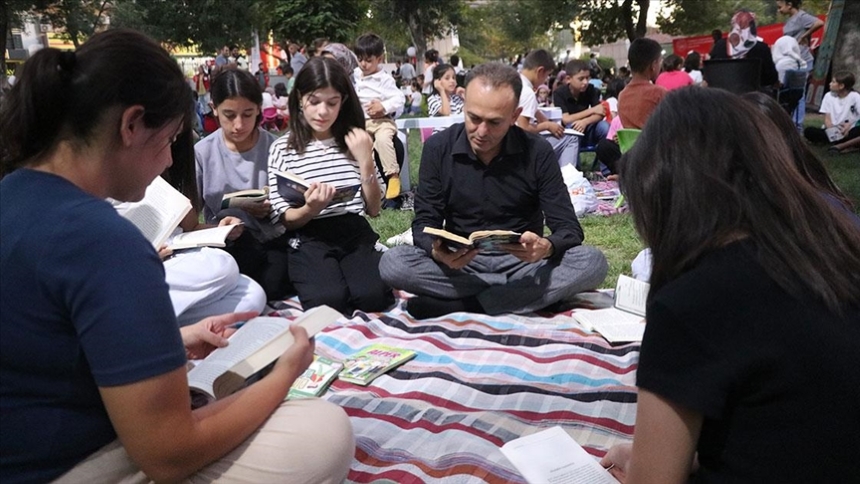 Parklarda Kitap Okuyor