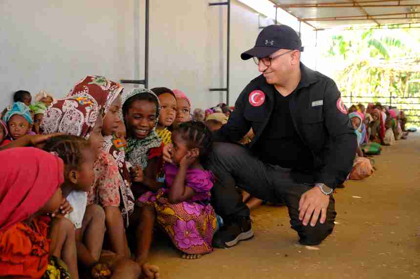 Türkiye’den Afrika’ya Uzanan Yardım Eli Gönüllü Vesileler (1)