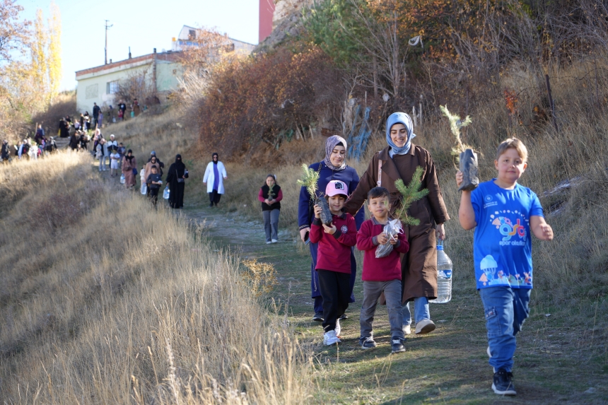 Bayburtlu Öğrencilerden Yeşil Vatan İçin 150 Çam Fidanı (1)