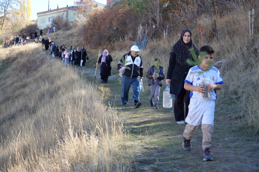 Bayburtlu Öğrencilerden Yeşil Vatan İçin 150 Çam Fidanı (4)