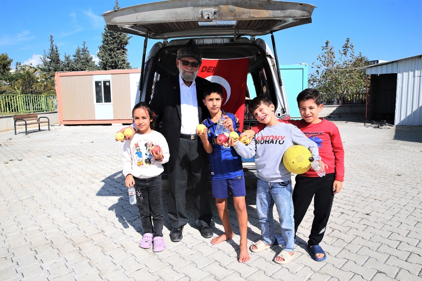 “Elmacı Dede” Depremzedelere 1 Ton Elma Dağıttı (2)