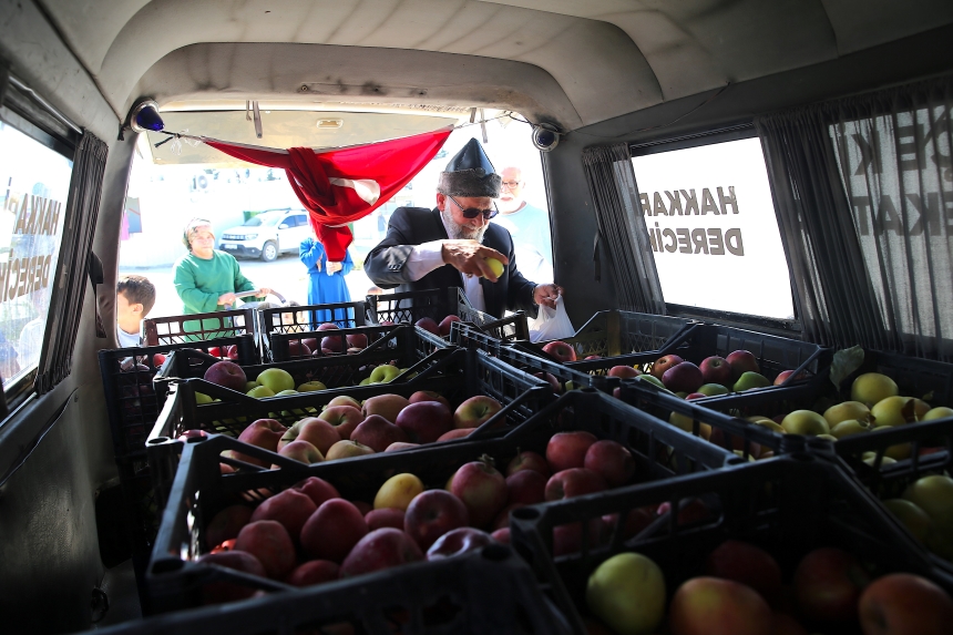 “Elmacı Dede” Depremzedelere 1 Ton Elma Dağıttı (5)