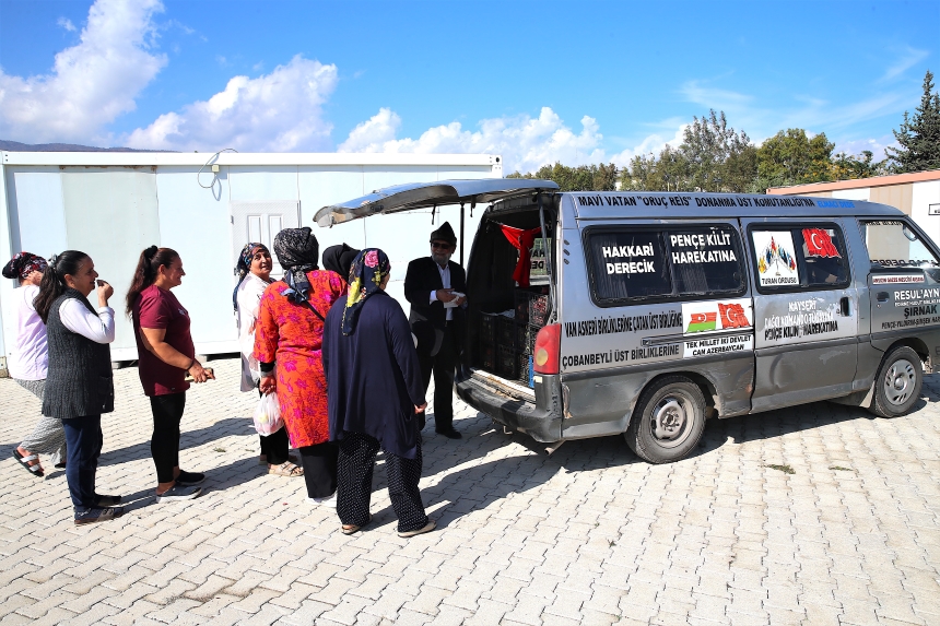 “Elmacı Dede” Depremzedelere 1 Ton Elma Dağıttı (6)