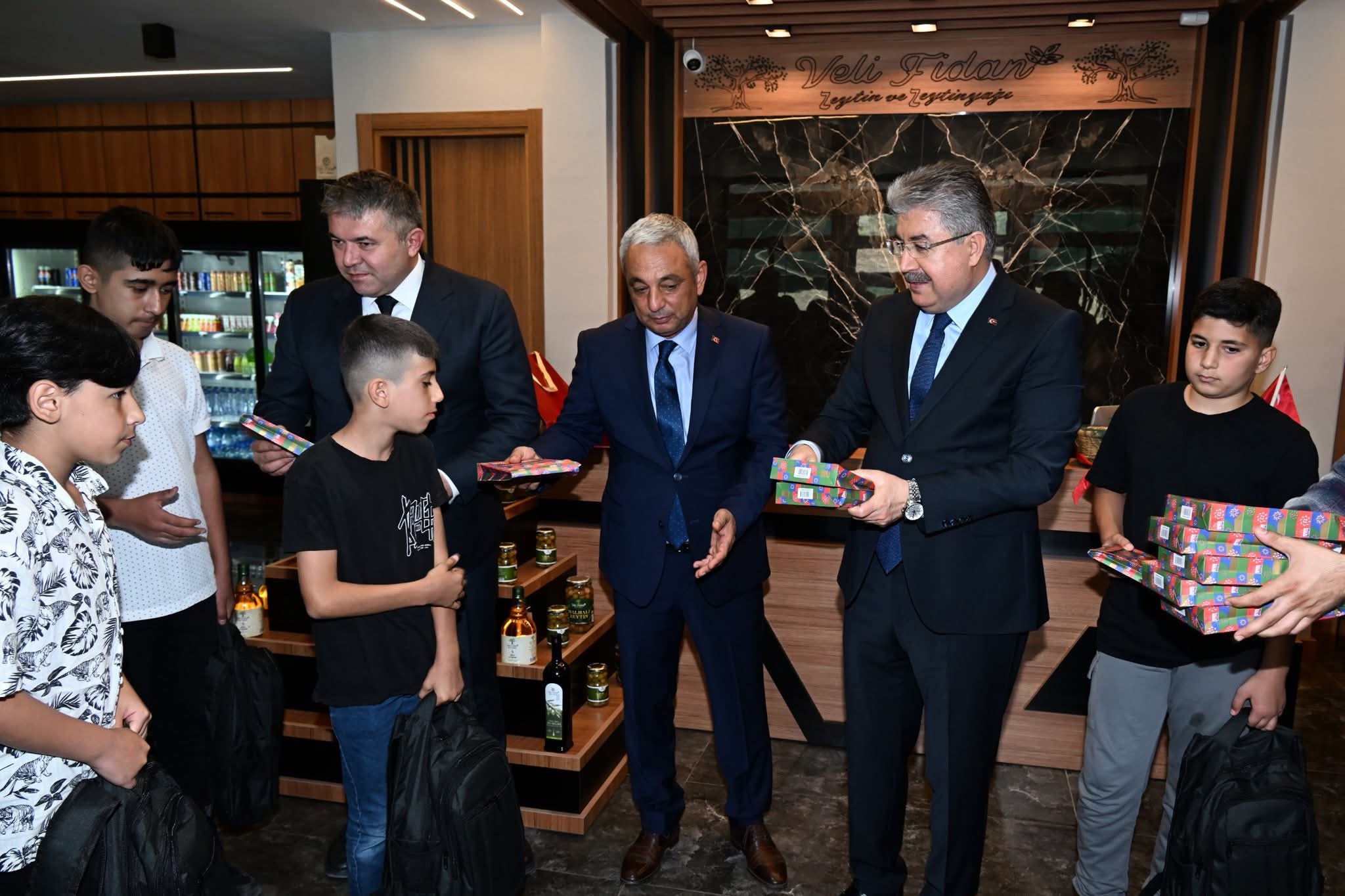 Vali Yılmaz öksüz ve yetim çocuklarla buluştu