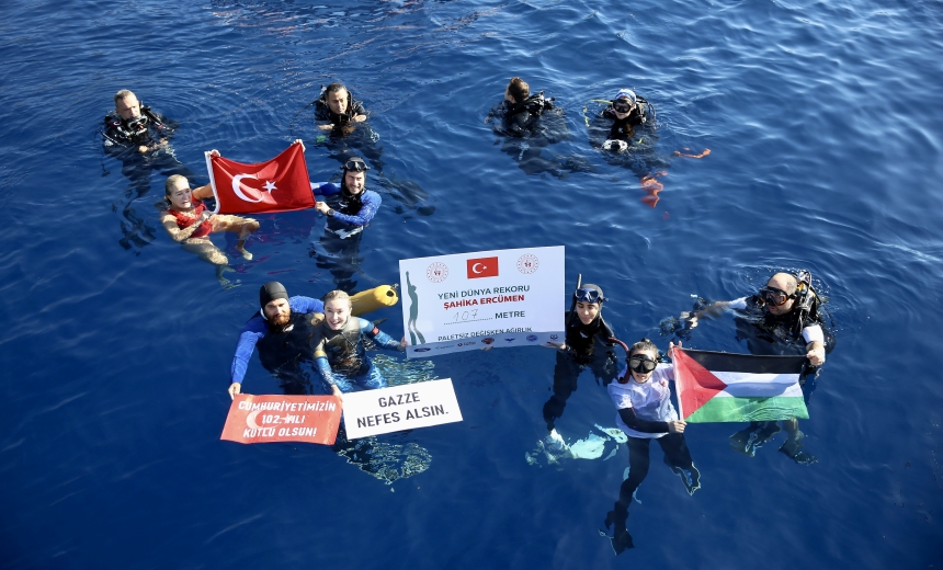 Milli Sporcu Şahika Ercümen, Gazze İçin Daldı (2)