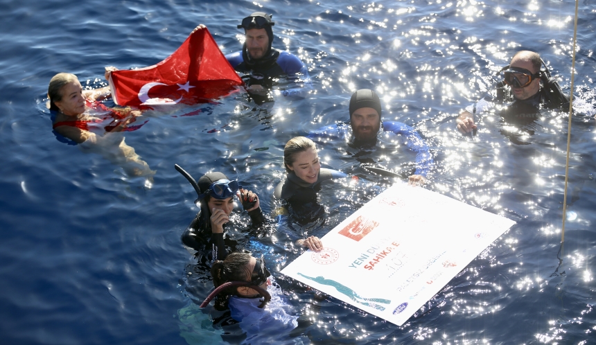 Milli Sporcu Şahika Ercümen, Gazze İçin Daldı (4)