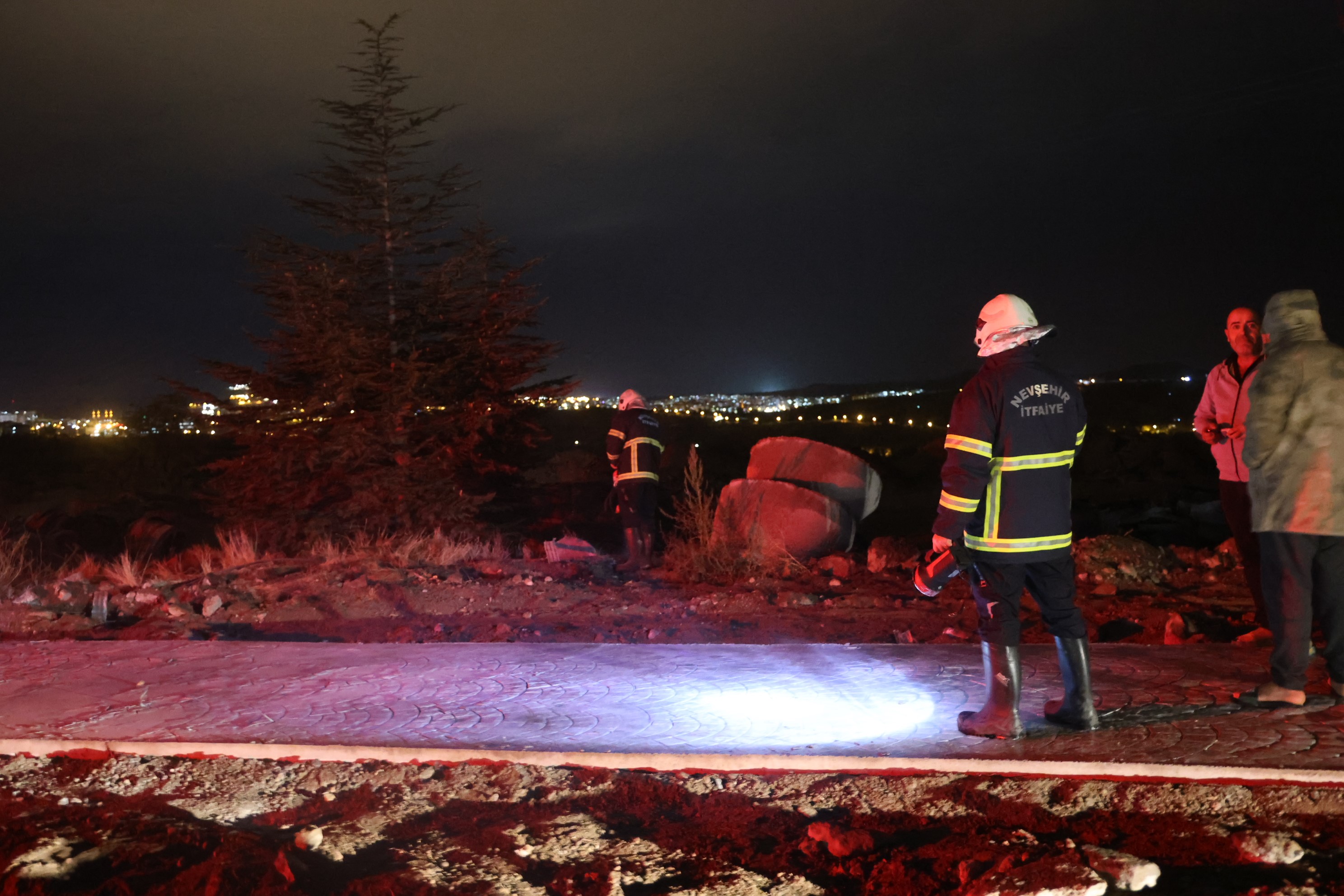 Nevşehirde Yangına Müdahale Eden Itfaiyeciler