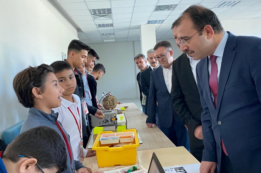 Osmnaiye’de Bilim Şöleni Tübi̇tak 4007 Rüzgarı (2)