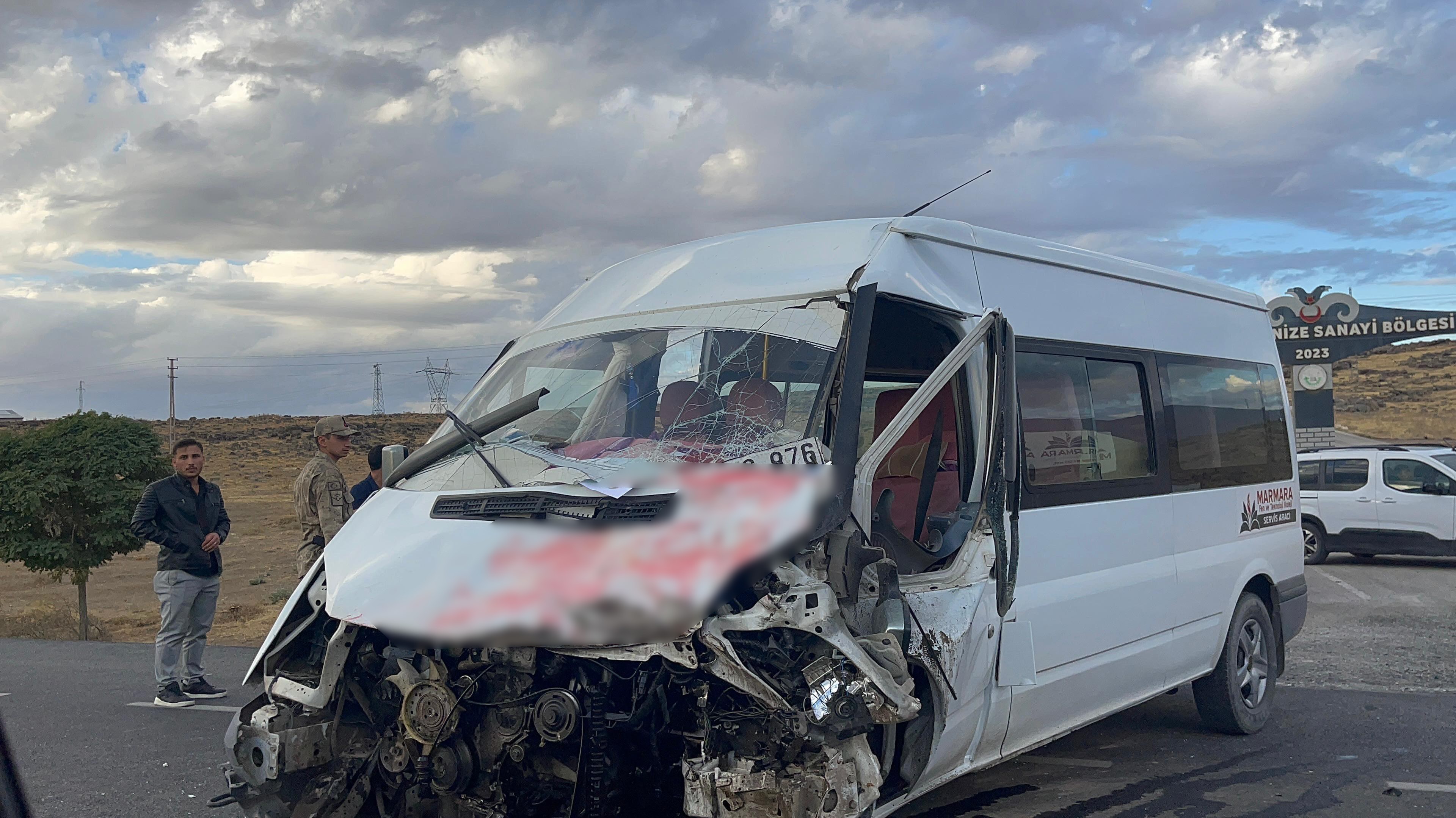 Van’da Okul Servisiyle Tır Çarpıştı 15 Yaralı (1)