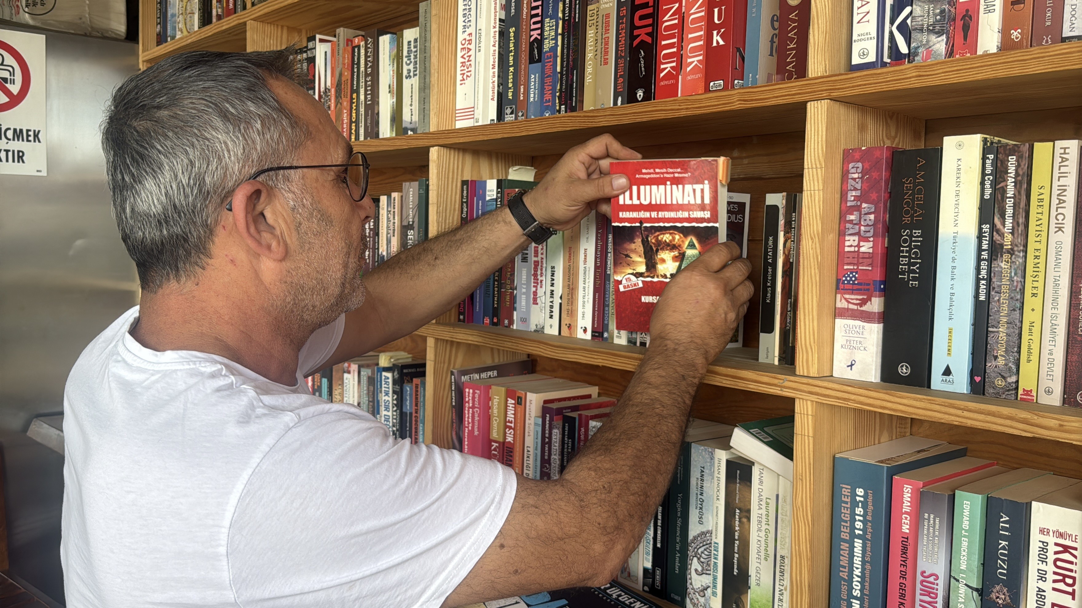 Bodrum'da, Büfesinde 800 Kitaplık Kütüphane Kurdu (2)