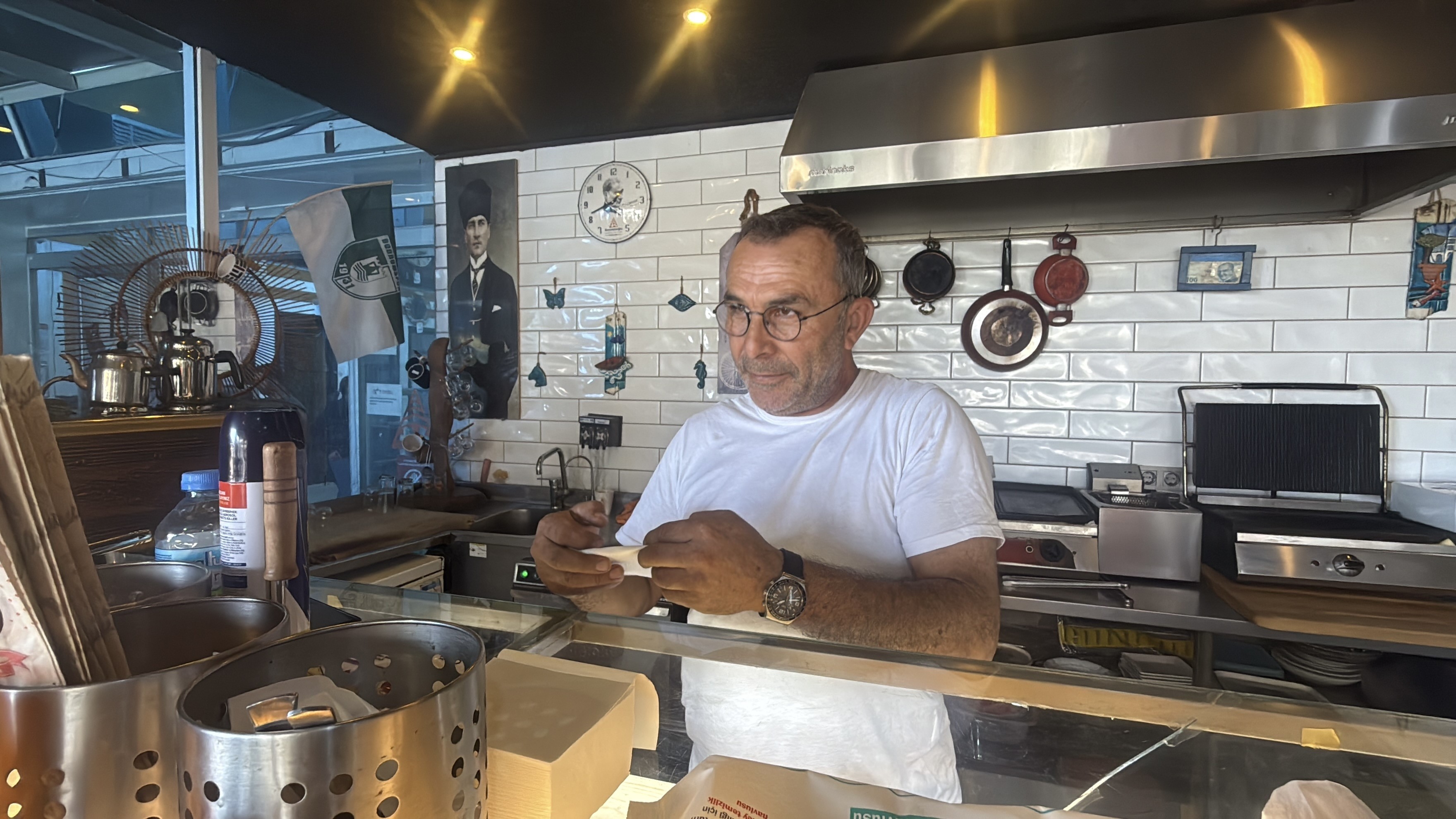 Bodrum'da, Büfesinde 800 Kitaplık Kütüphane Kurdu (4)