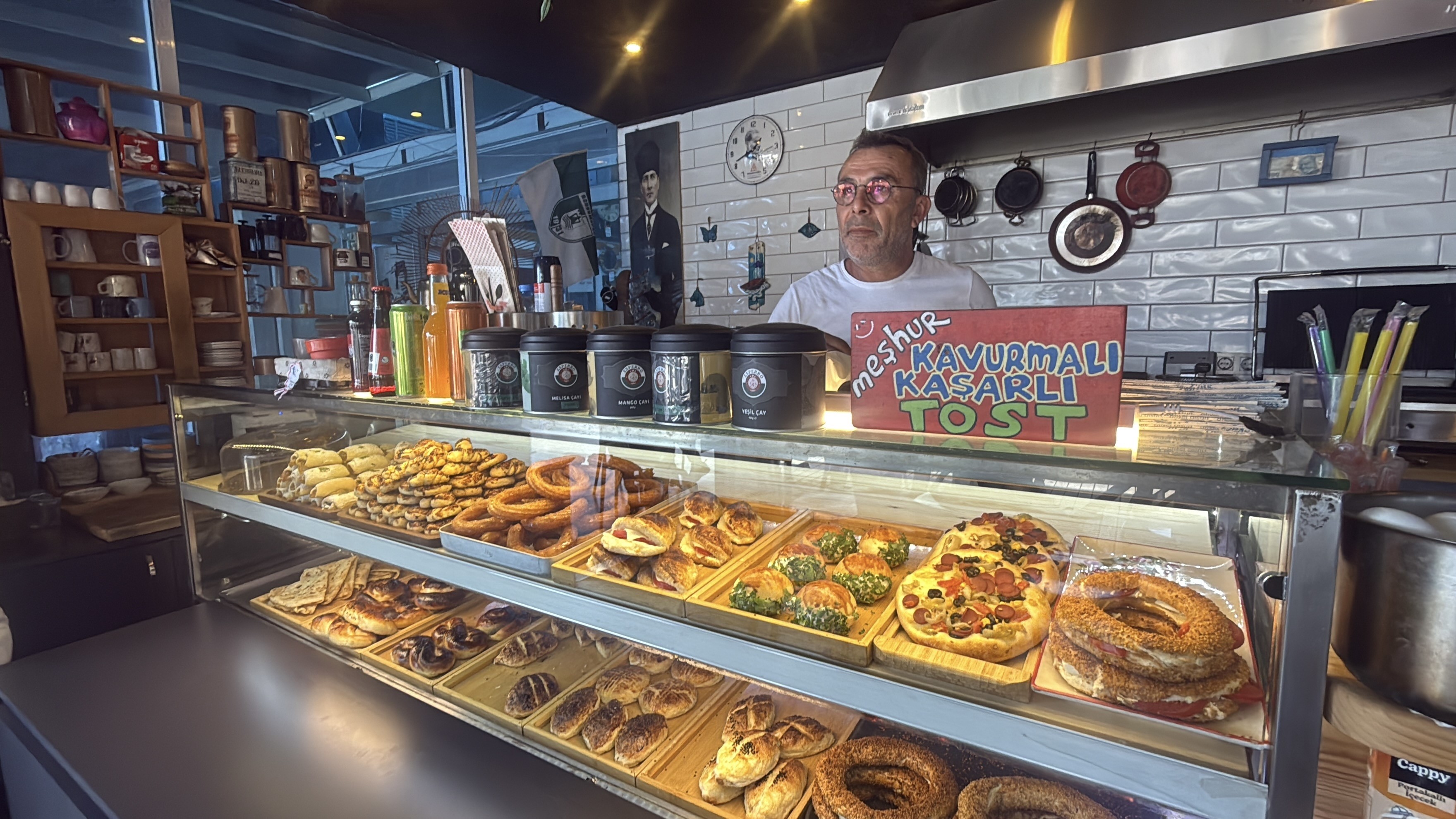 Bodrum'da, Büfesinde 800 Kitaplık Kütüphane Kurdu (5)