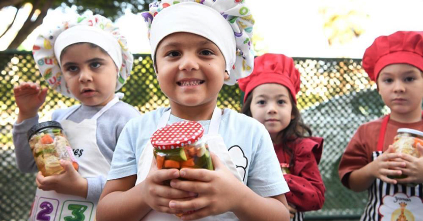Çocuklar Kışa Hazırlık İçin Turşu Kurdu (1)
