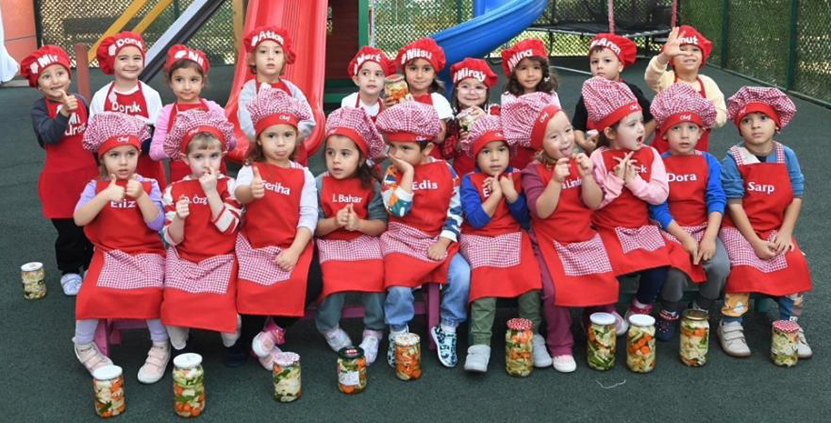 Çocuklar Kışa Hazırlık İçin Turşu Kurdu (2)