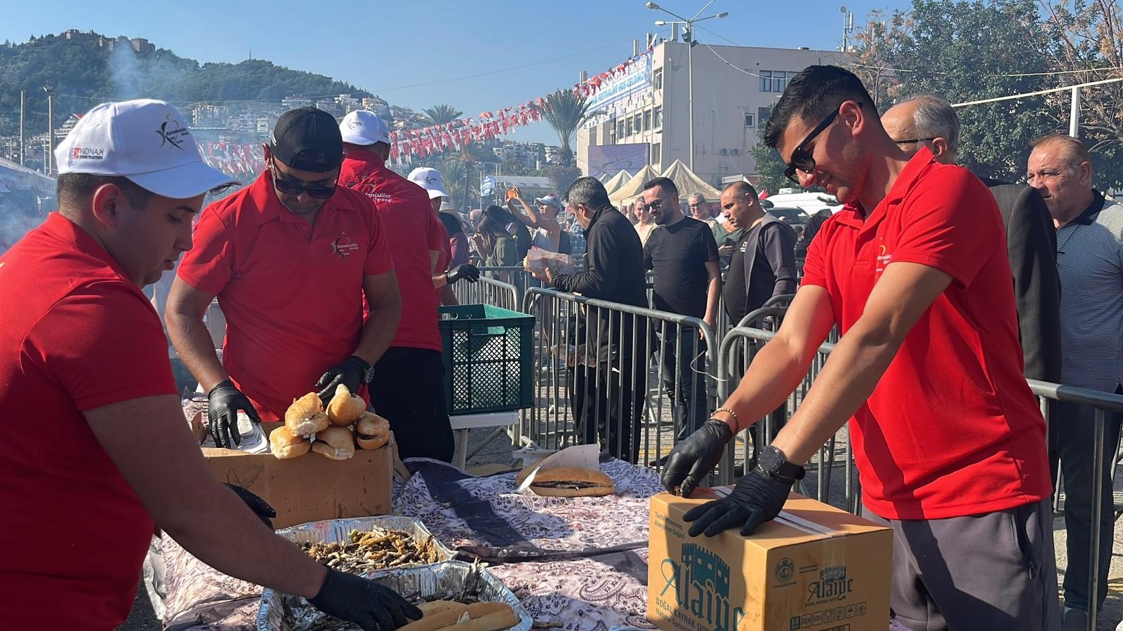 Hamsi Şöleni Başladı 7 Ton Ücretsiz Hamsi (4)