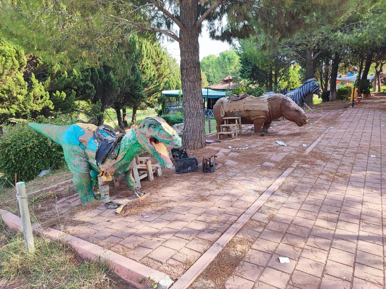 Milyonluk Dinazor Park Çürümeye Terk Edildi (4)