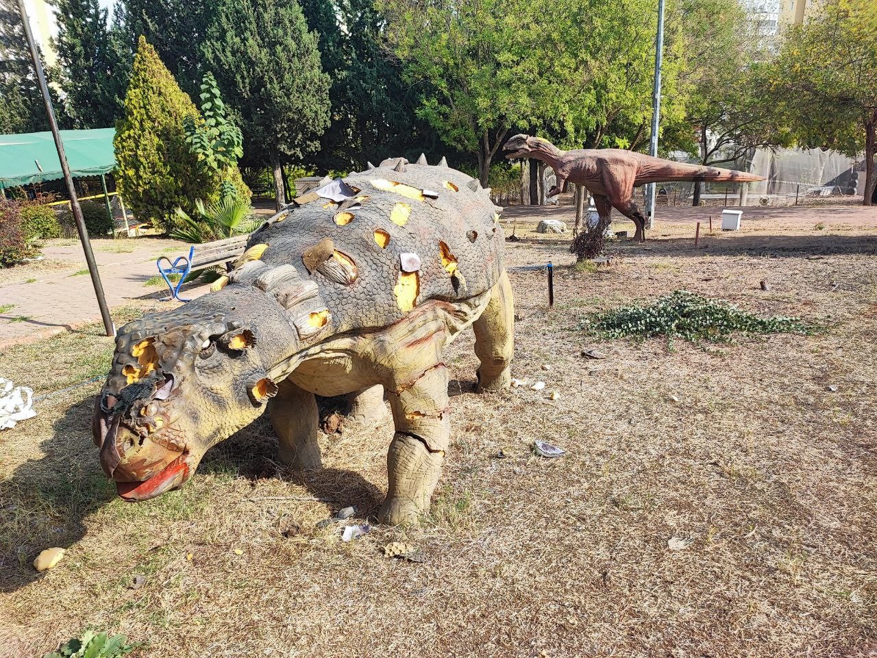 Milyonluk Dinazor Park Çürümeye Terk Edildi (5)