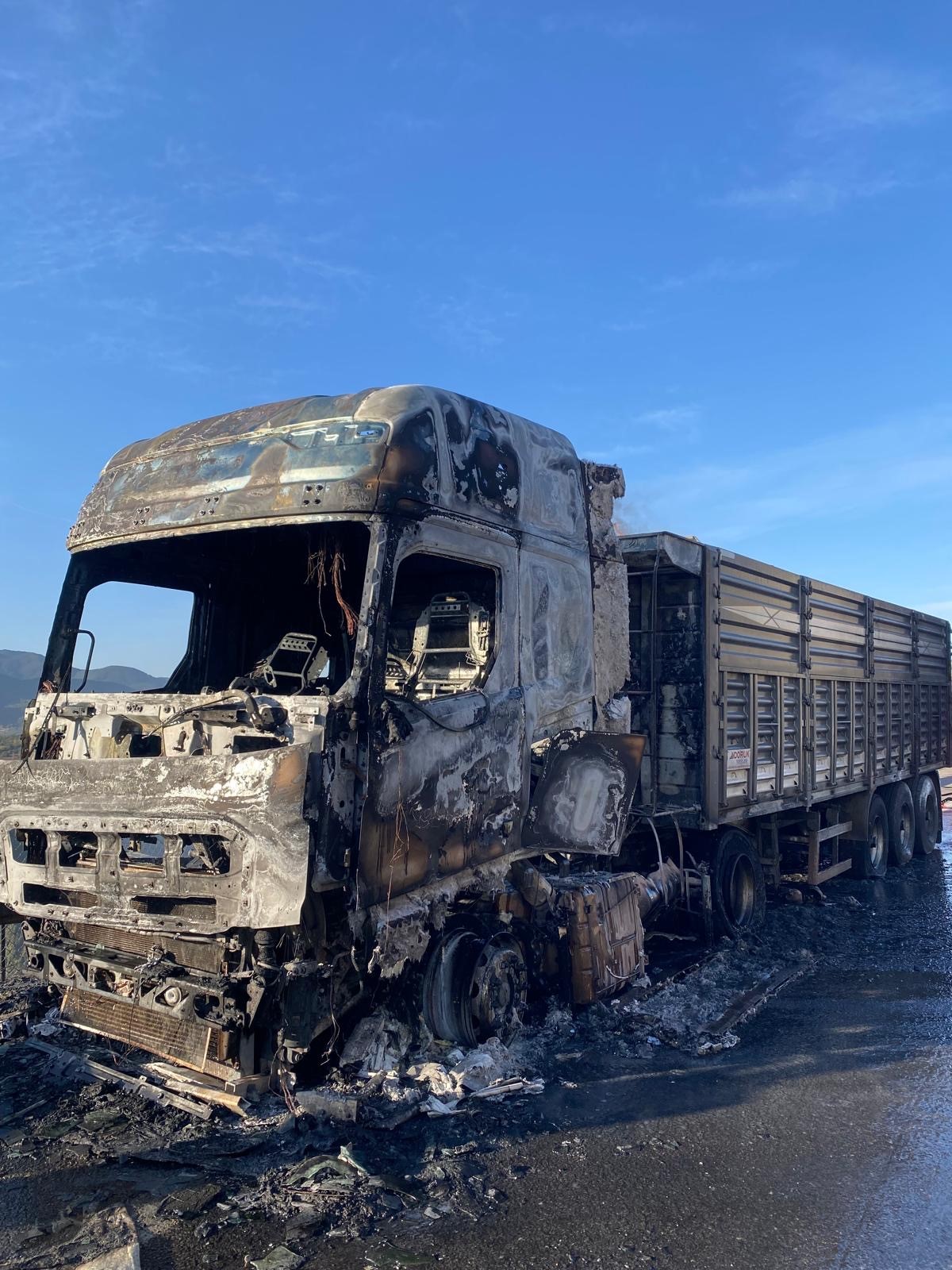 Osmaniye Düziçi’nde Seyir Halindeki Tırın Kupası Küle Döndü (1)