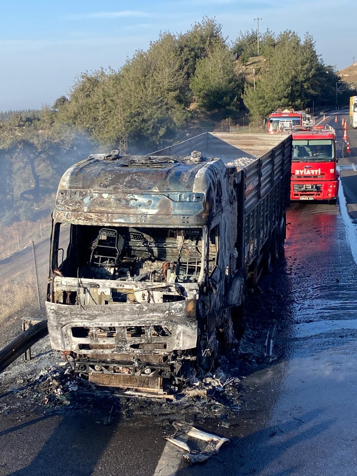 Osmaniye Düziçi’nde Seyir Halindeki Tırın Kupası Küle Döndü (3)