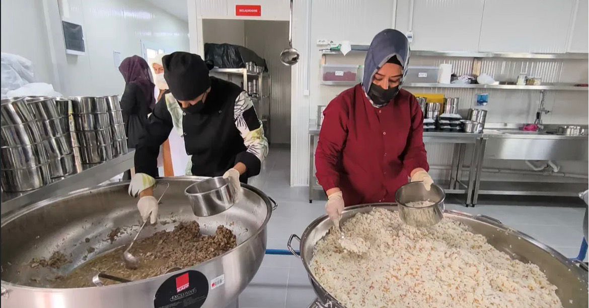 Osmaniye Toprakkale’de İhtiyaç Sahiplerine Üç Çeşit Yemek (4)