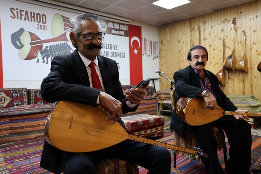 Yapay Zeka Türküleri Âşıkları İkiye Böldü (1)