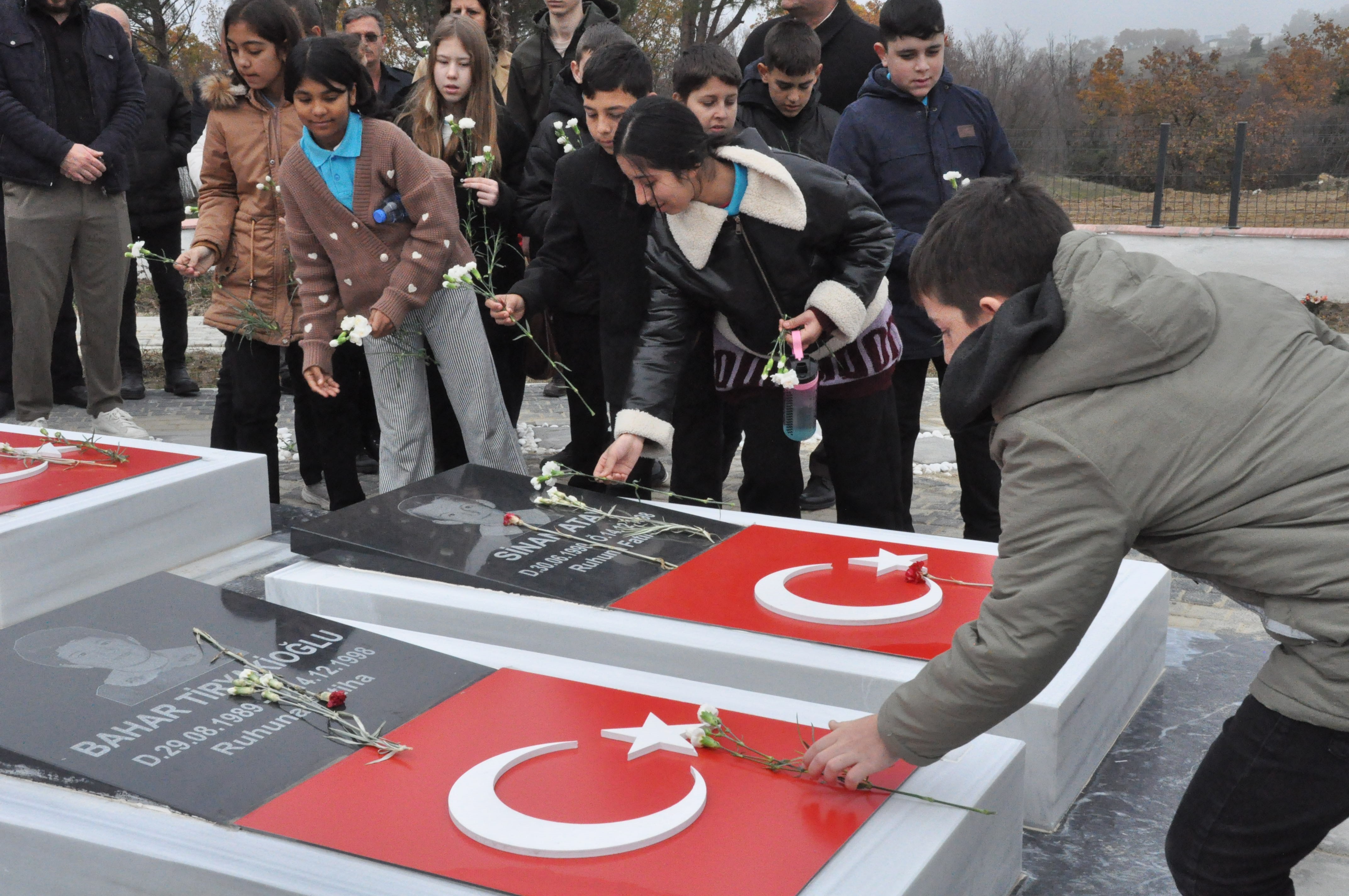 8 Can Için Anıt Açıldı