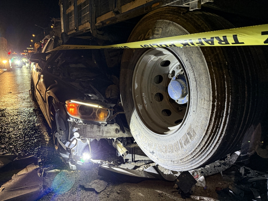 Adana'nın Merkez Yüreğir Ilçesinde Kamyona Arkadan Çarpan Otomobildeki 1 Kişi Öldü, 2 Kişi Yaralandı