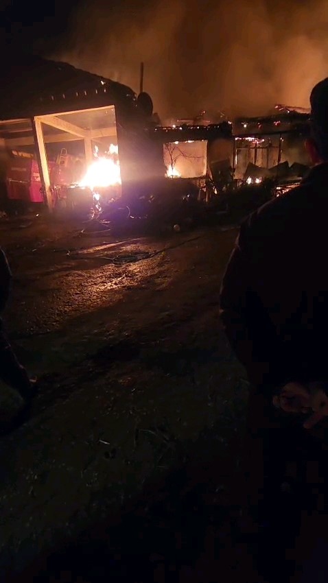 Ahır Yangını Felakete Dönüştü Köy Alevlere Teslim Oldu!