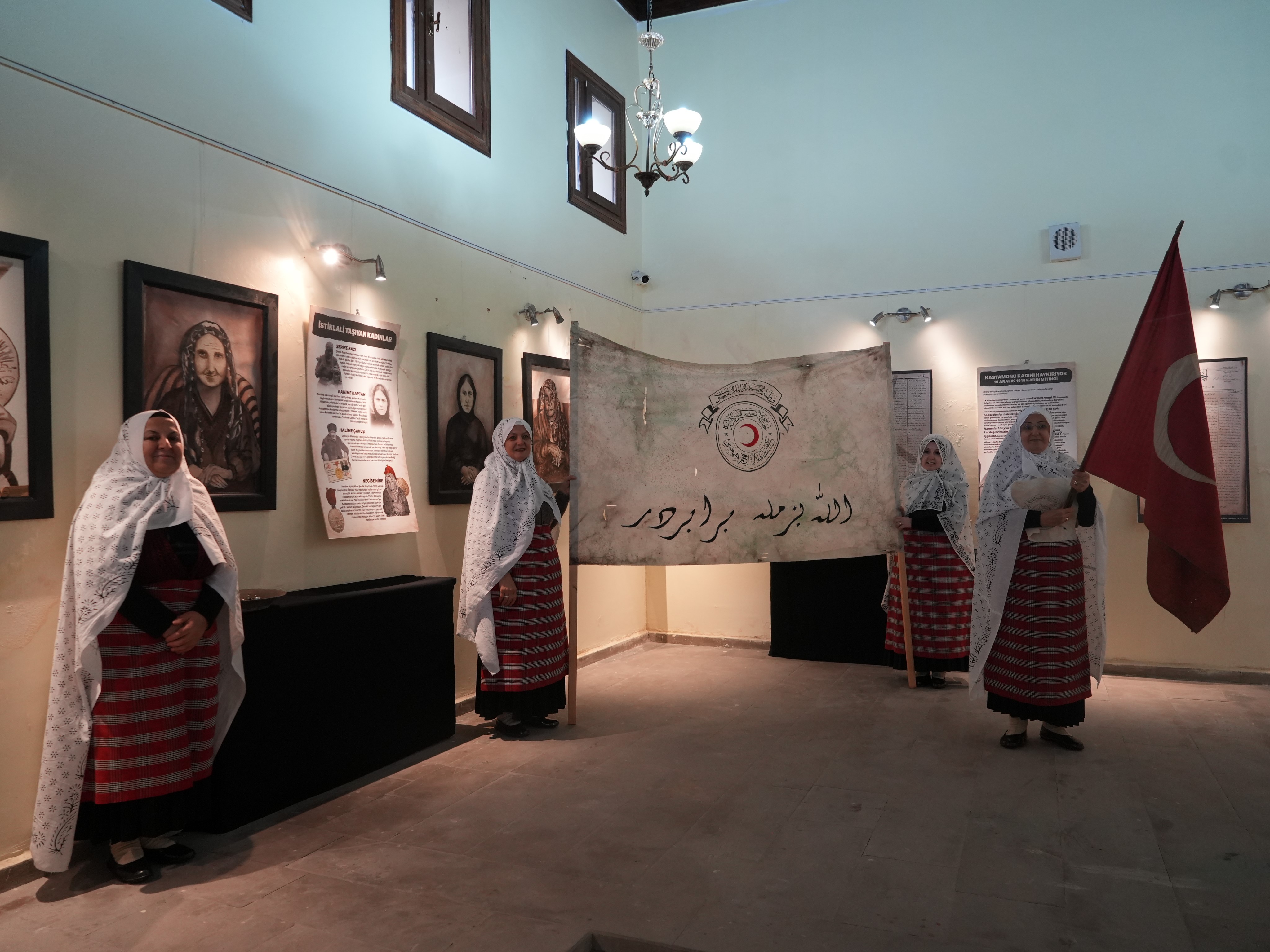 Asırlık Kadın Kıyafetleri Defilesi Göz Kamaştırdı!-1