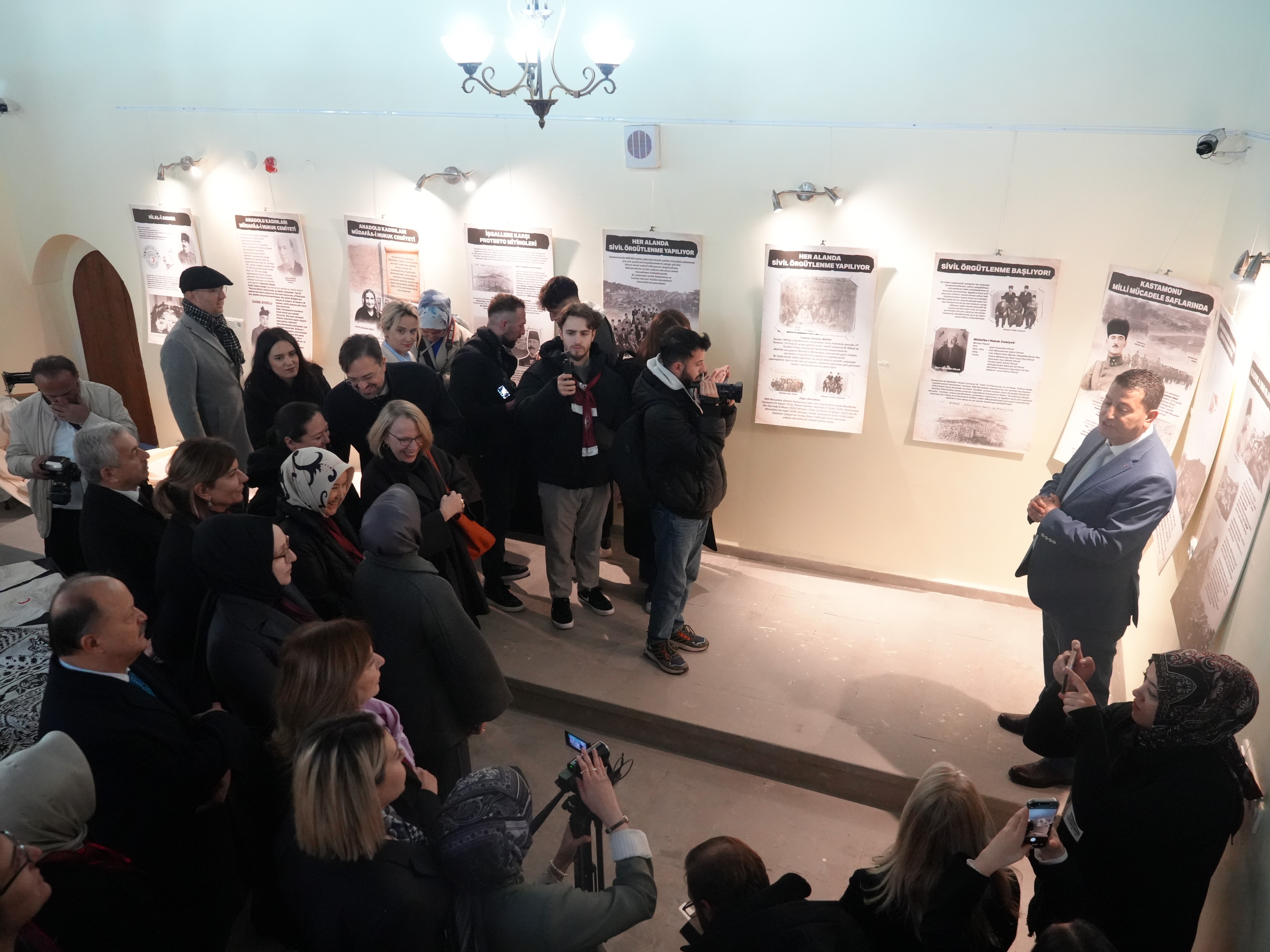 Asırlık Kadın Kıyafetleri Defilesi Göz Kamaştırdı